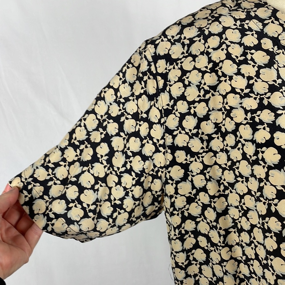 NWT Douglass 100% Silk Tan & Black Floral Blouse w/Back Keyhole - Size Medium - Picture 4 of 14